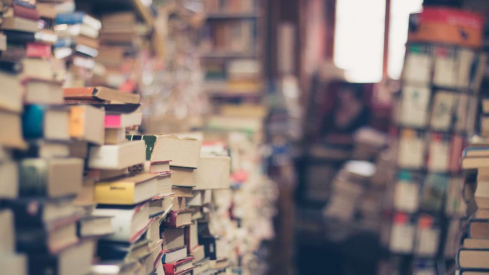 كتب قديمة متراكمة